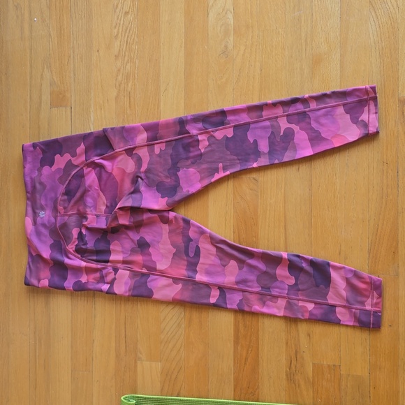 Athleta Ultimate Stash Printed 7/8 Red Camo Tight- M - Picture 5 of 5